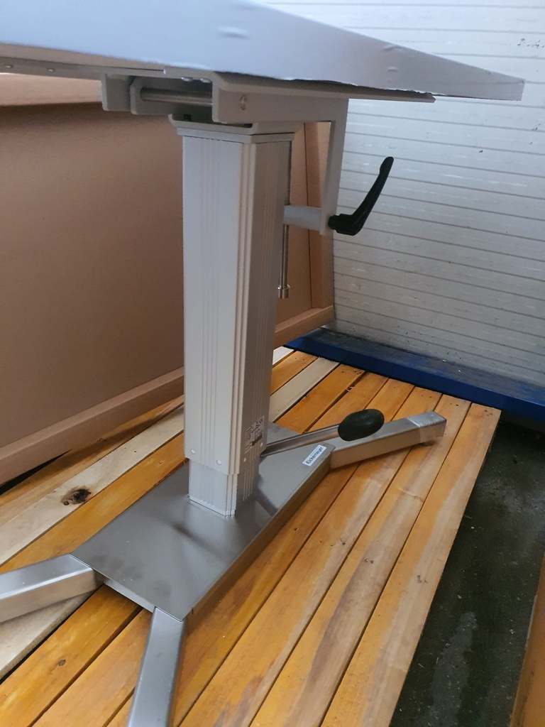 OP- und Behandlungstisch, CNS-Platte mit Kippvorrichtung / "X"-Unterbau