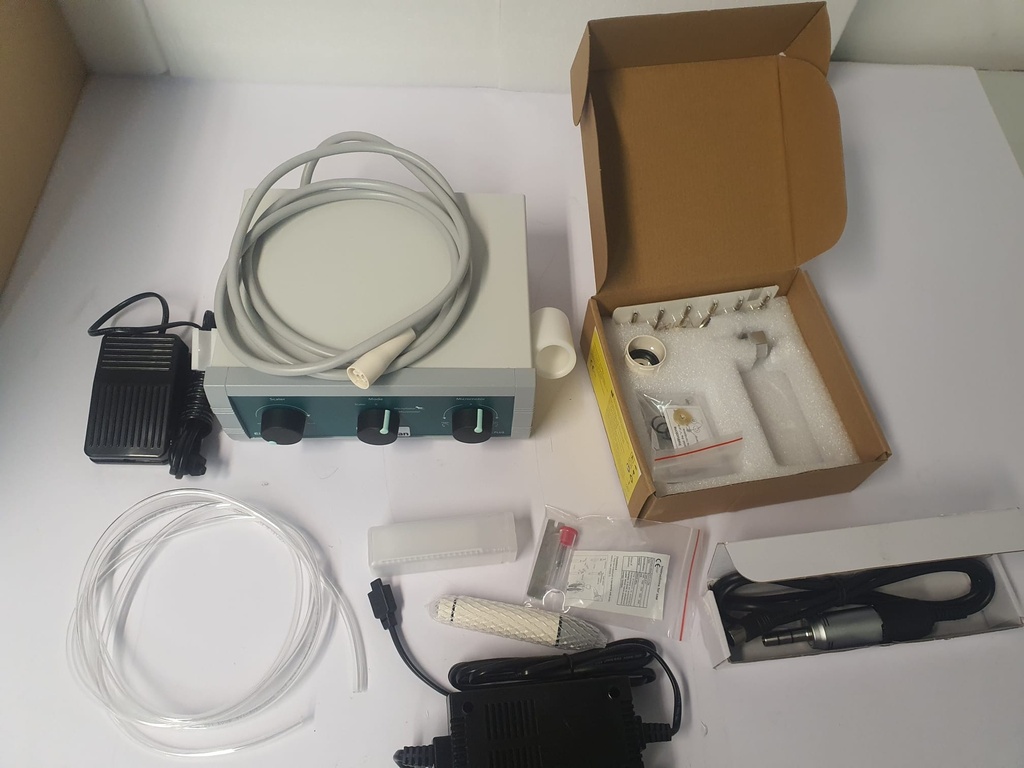 Kombigerät Dental, Ultraschall- und Zahnbohr-Polier-Einheit Eicksonic Plus, SN: 20243-270 - Das Gerät ist neu, hat jedoch leichte Kratzer am Ladegerät.